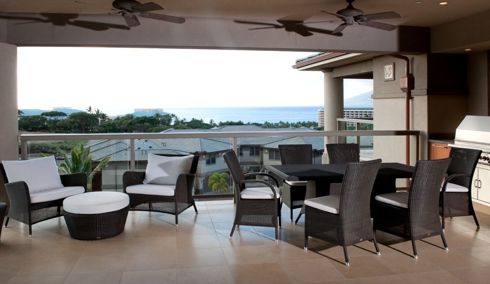 Inspiration för en tropisk veranda, med utekök, kakelplattor och takförlängning