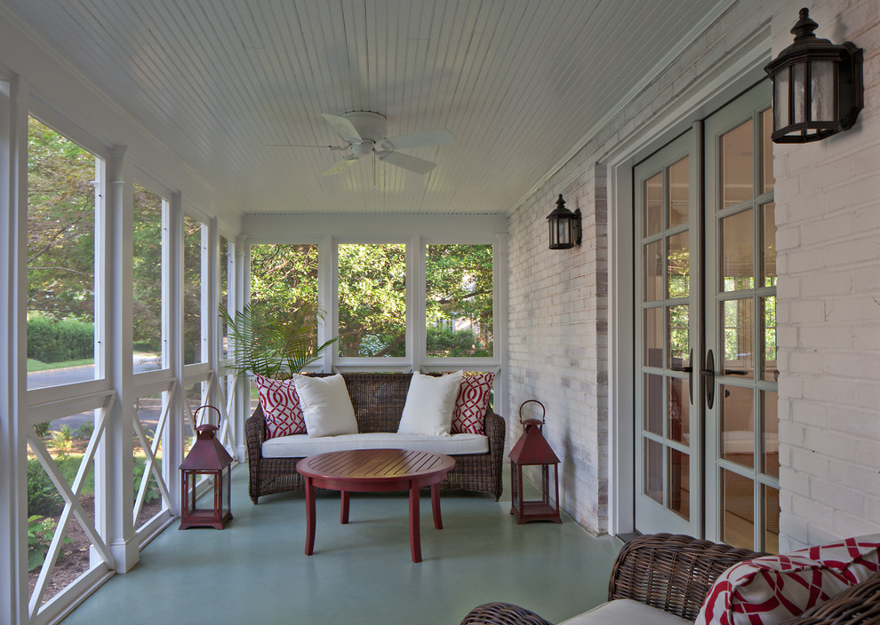 Aménagement d'un porche d'entrée de maison avant classique de taille moyenne avec une moustiquaire, une dalle de béton et une extension de toiture.