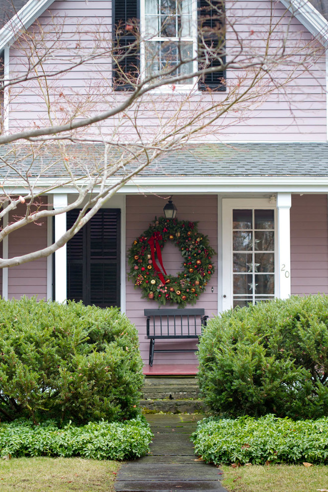 Cette image montre un porche d'entrée de maison traditionnel avec une extension de toiture.