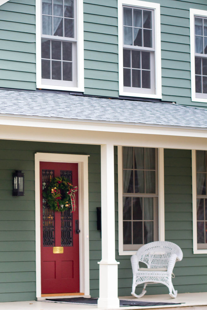 Inspiration pour un porche d'entrée de maison traditionnel avec une extension de toiture.
