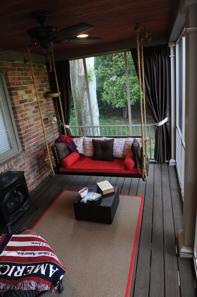 Idées déco pour un porche d'entrée de maison arrière classique de taille moyenne avec une moustiquaire, une terrasse en bois et une extension de toiture.