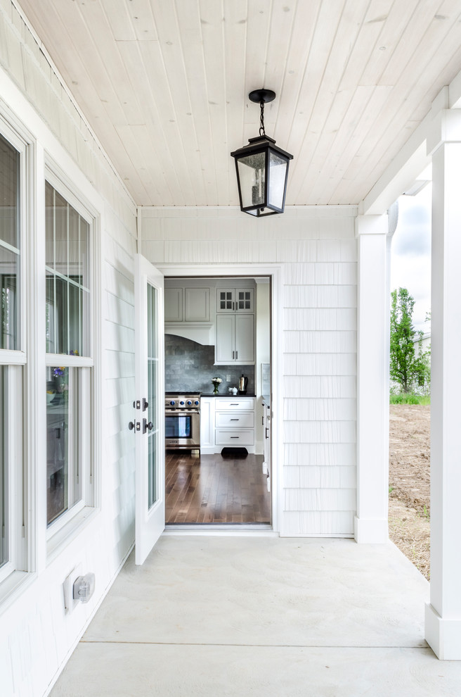 Inspiration for a traditional veranda in Cleveland.