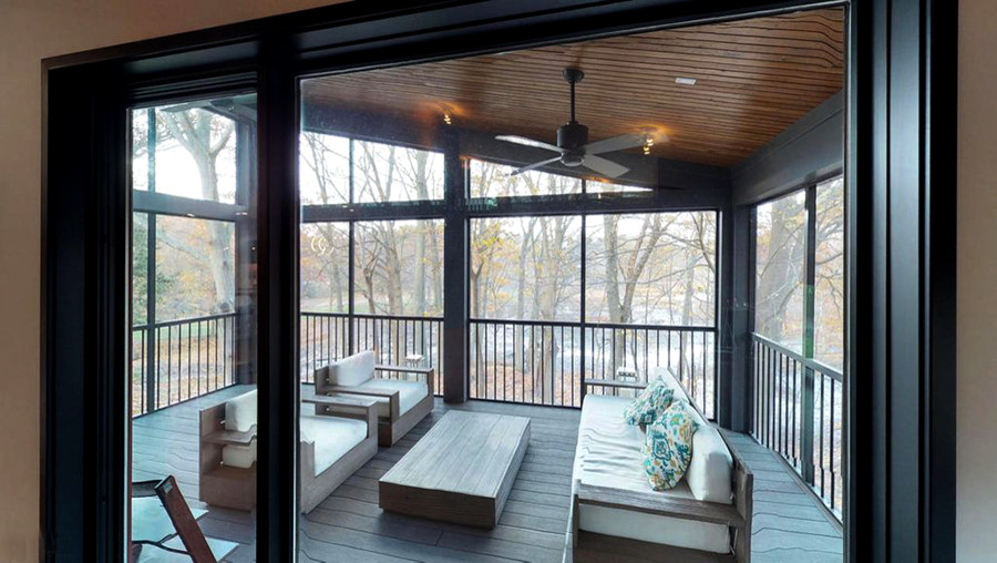 Ispirazione per un grande portico minimalista dietro casa con un portico chiuso, pedane e un tetto a sbalzo