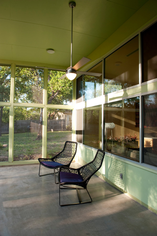 Идея дизайна: веранда среднего размера на заднем дворе в современном стиле с крыльцом с защитной сеткой, покрытием из бетонных плит, навесом и защитой от солнца