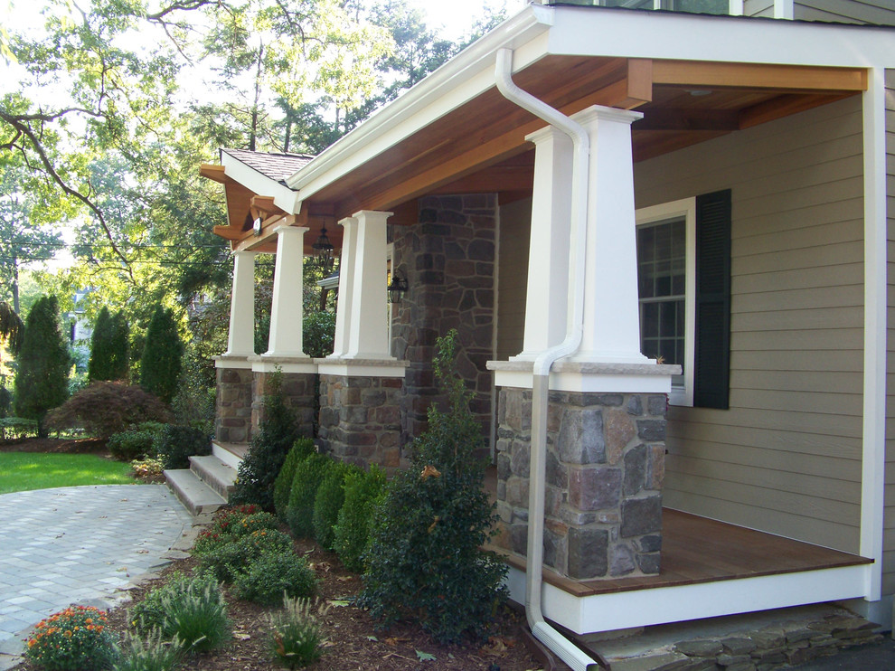 Foto di un portico stile americano davanti casa con pedane
