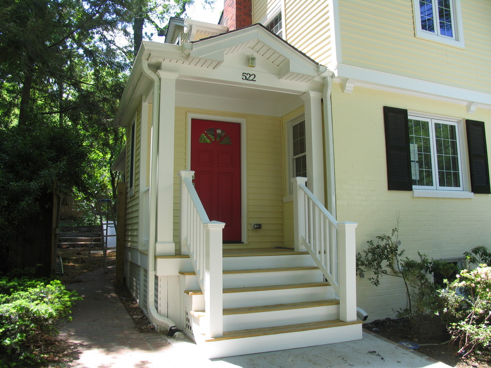 Esempio di un piccolo portico american style nel cortile laterale con un tetto a sbalzo