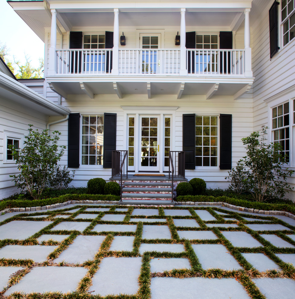 Diseño de terraza clásica grande en patio delantero con jardín de macetas y adoquines de piedra natural
