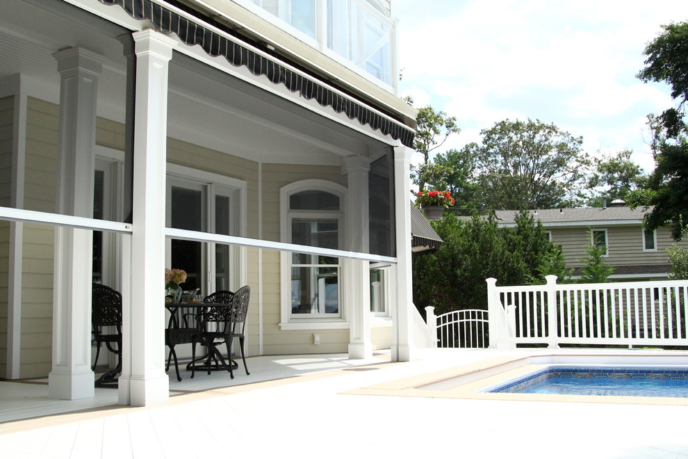 Foto di un grande portico stile marinaro dietro casa con un portico chiuso, pedane e un tetto a sbalzo