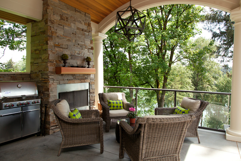 Idée de décoration pour un porche d'entrée de maison arrière tradition de taille moyenne avec une extension de toiture et une dalle de béton.