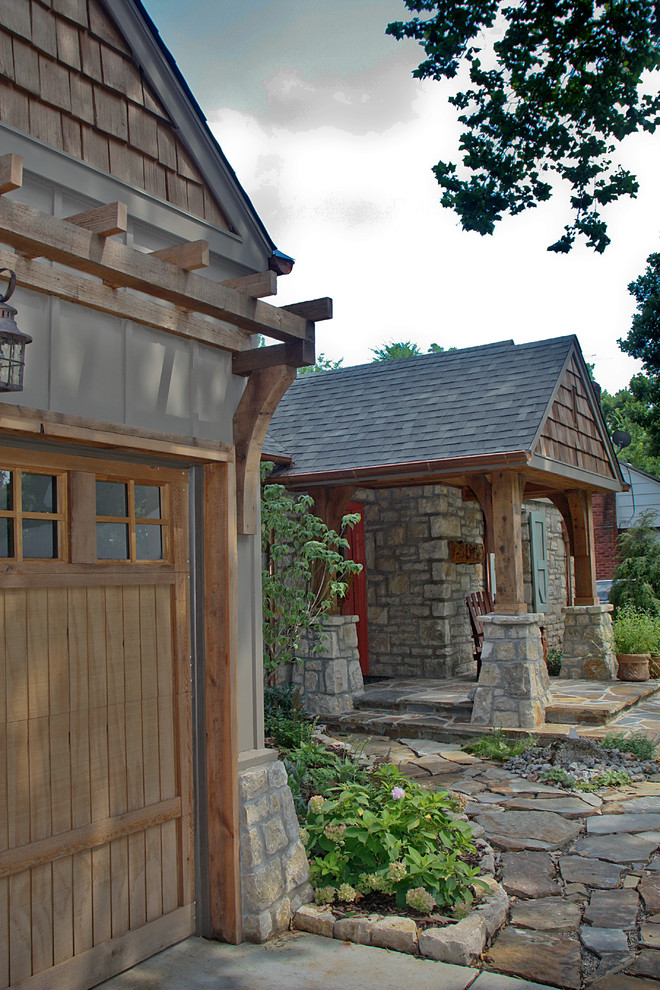 Cette photo montre un grand porche d'entrée de maison avant montagne avec des pavés en pierre naturelle et une extension de toiture.