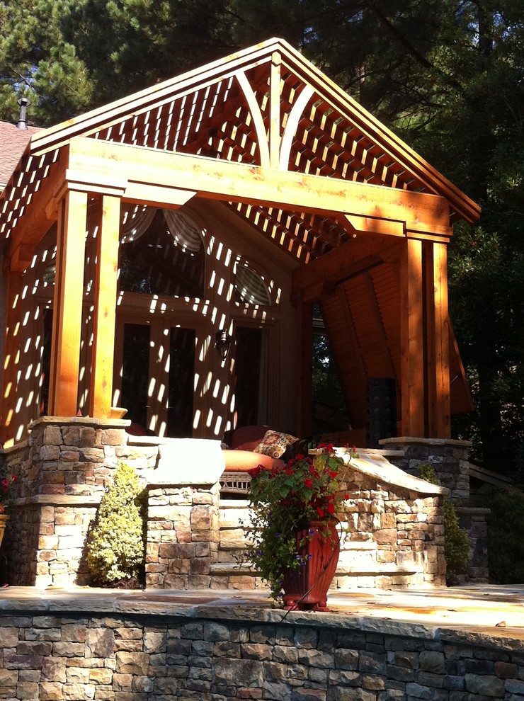 Aménagement d'un porche d'entrée de maison arrière classique de taille moyenne avec des pavés en pierre naturelle et une pergola.