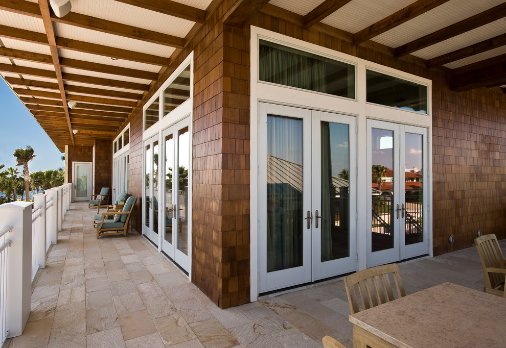 Diseño de terraza tradicional renovada extra grande en patio trasero y anexo de casas con suelo de baldosas