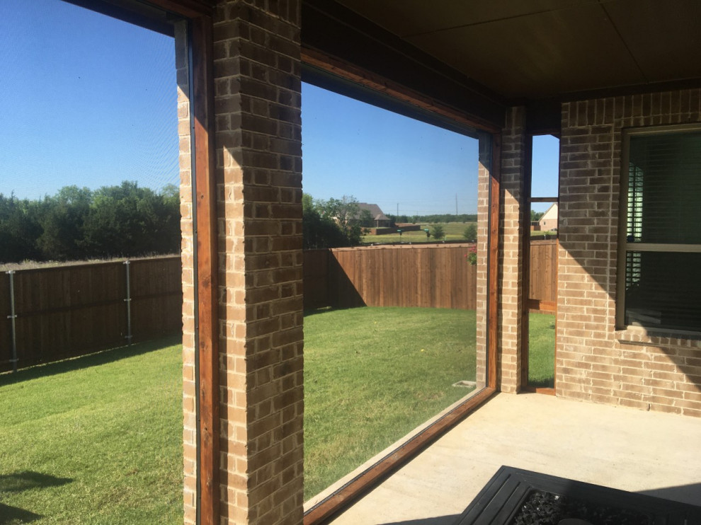 Mittelgroße, Verglaste Moderne Veranda hinter dem Haus in Dallas