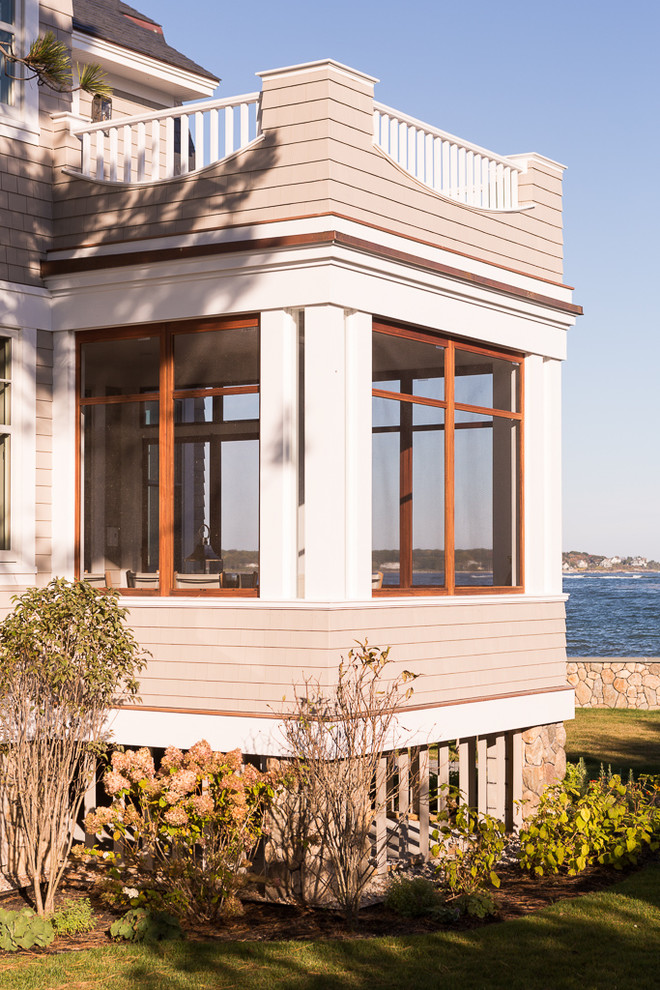 Exemple d'un porche d'entrée de maison bord de mer.
