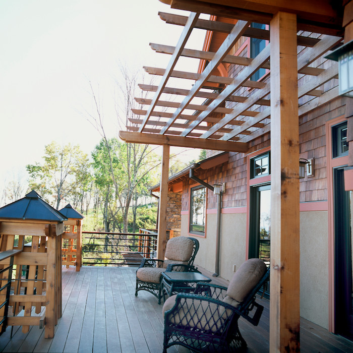 Idée de décoration pour un porche d'entrée de maison craftsman avec une terrasse en bois et une pergola.