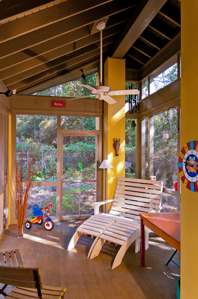 Cette image montre un petit porche d'entrée de maison arrière craftsman avec une moustiquaire et une extension de toiture.