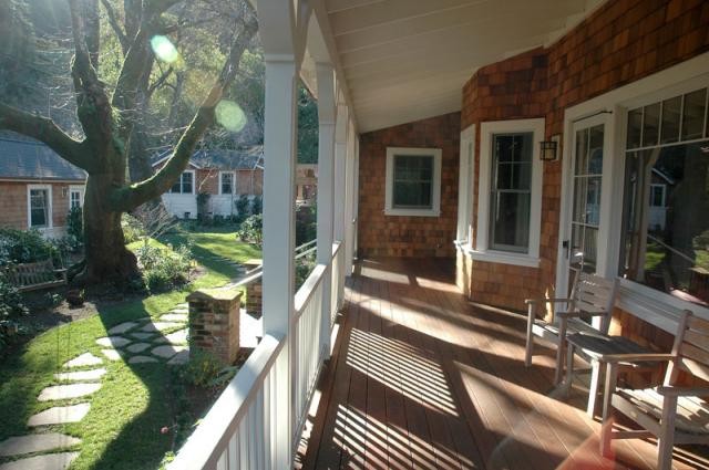 Idéer för mellanstora vintage verandor längs med huset, med trädäck och takförlängning