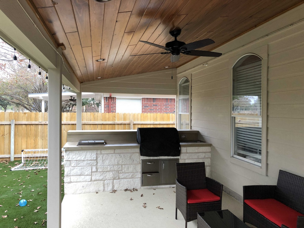 Exemple d'un porche d'entrée de maison arrière nature de taille moyenne avec une cuisine d'été et une extension de toiture.