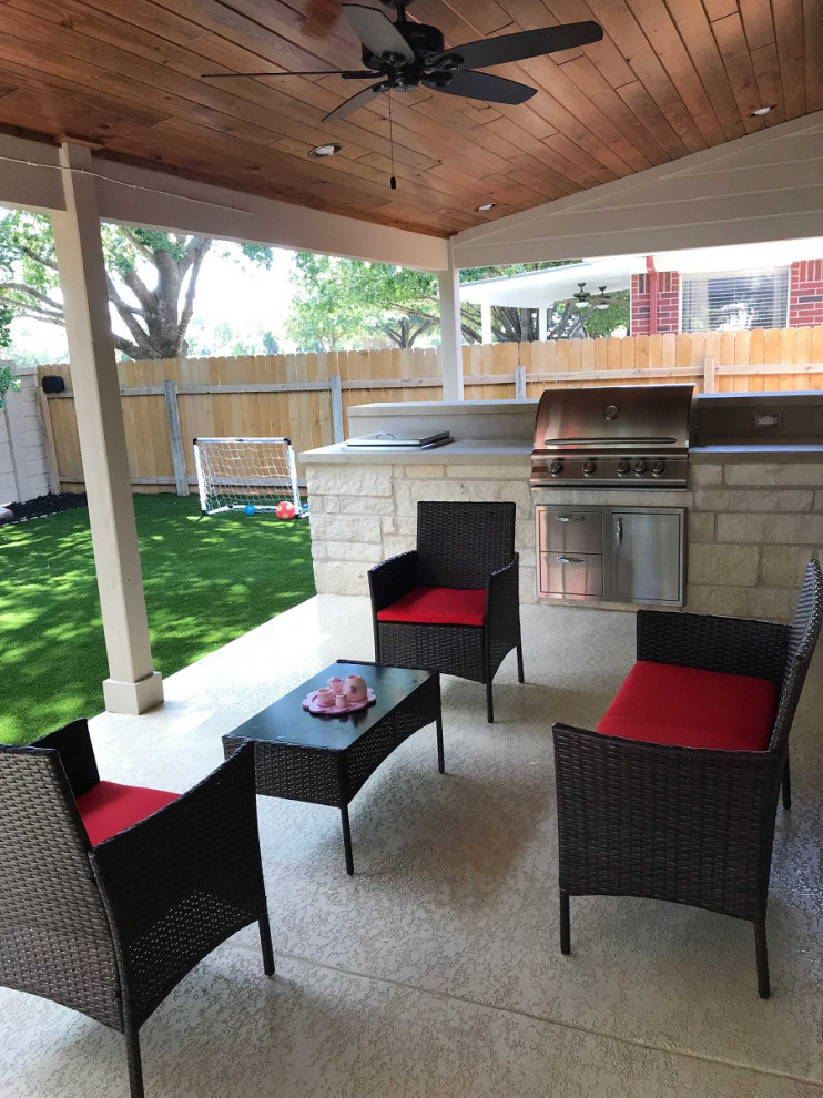 Mittelgroße, Überdachte Landhaus Veranda hinter dem Haus mit Outdoor-Küche in Austin