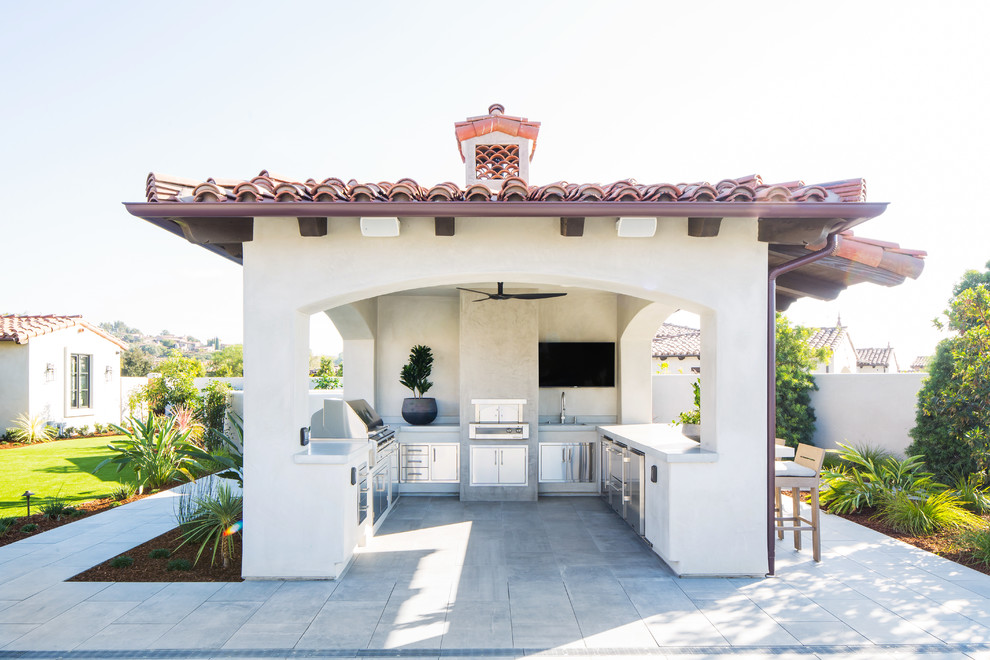 Geräumige Mediterrane Veranda hinter dem Haus mit Outdoor-Küche in San Diego