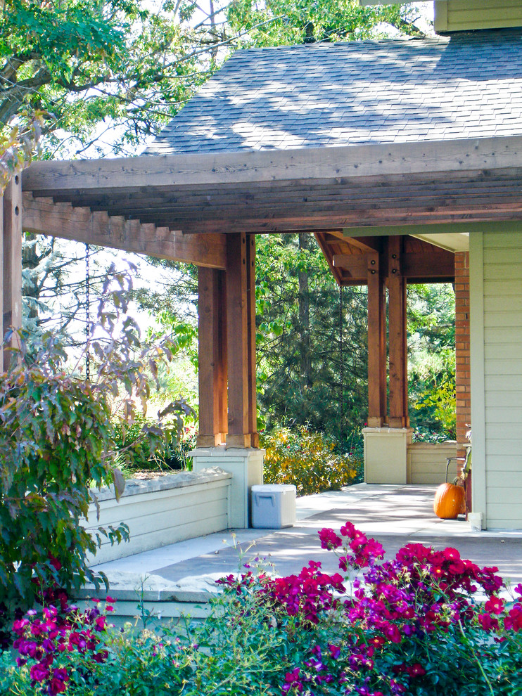 Traditional front veranda in Boise with a pergola.