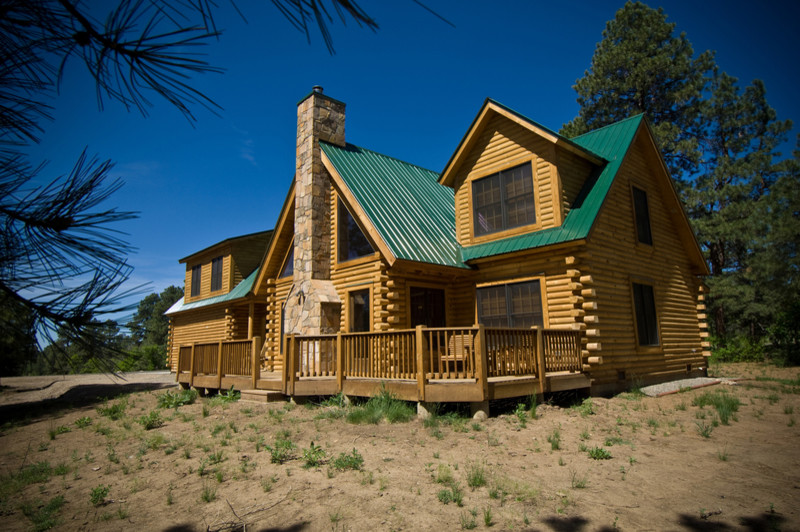 Idées déco pour un porche d'entrée de maison arrière montagne de taille moyenne avec un foyer extérieur et une terrasse en bois.
