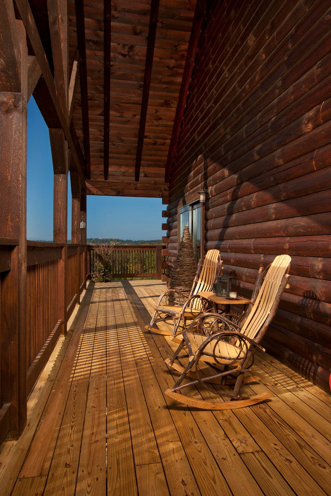 Cette image montre un porche d'entrée de maison chalet avec une terrasse en bois.