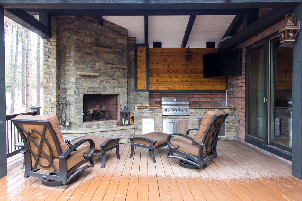 Idée de décoration pour un porche d'entrée de maison arrière chalet de taille moyenne avec une cuisine d'été, une terrasse en bois et une extension de toiture.