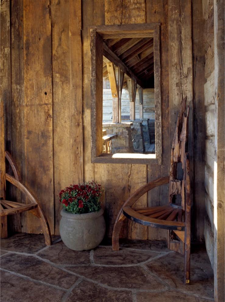 Aménagement d'un porche d'entrée de maison montagne avec des pavés en pierre naturelle et une extension de toiture.