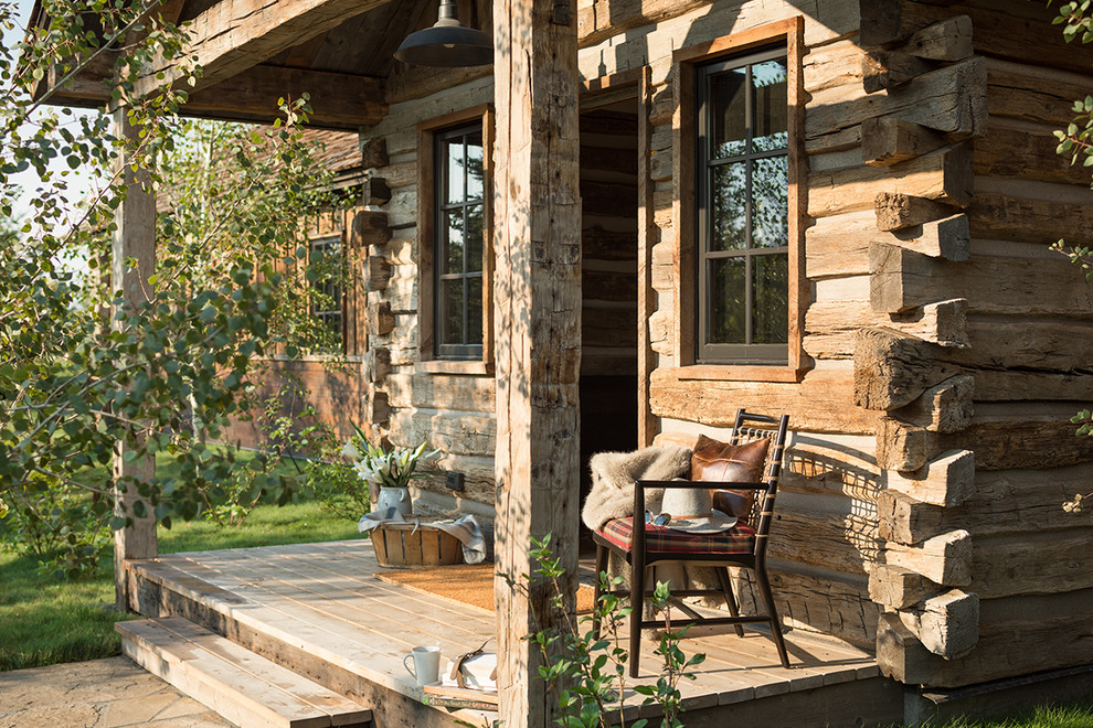 Cette photo montre un porche d'entrée de maison montagne avec une terrasse en bois et une extension de toiture.
