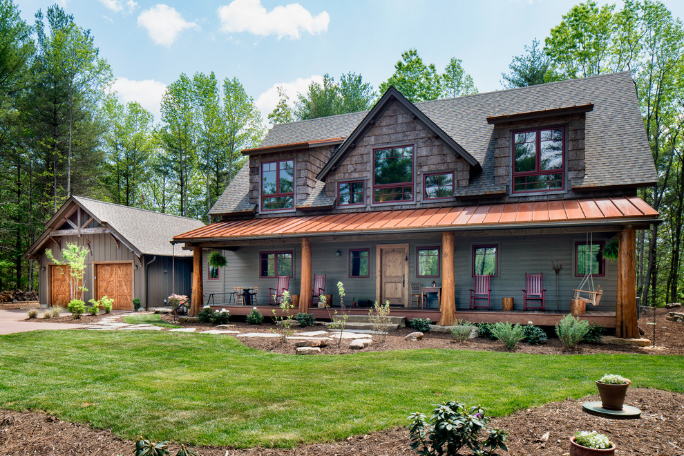 Idées déco pour un porche d'entrée de maison avant montagne de taille moyenne avec une terrasse en bois et une extension de toiture.