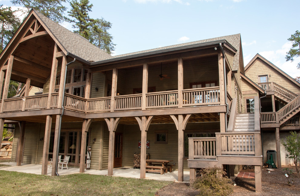 Foto di un ampio portico american style dietro casa con pedane e un tetto a sbalzo