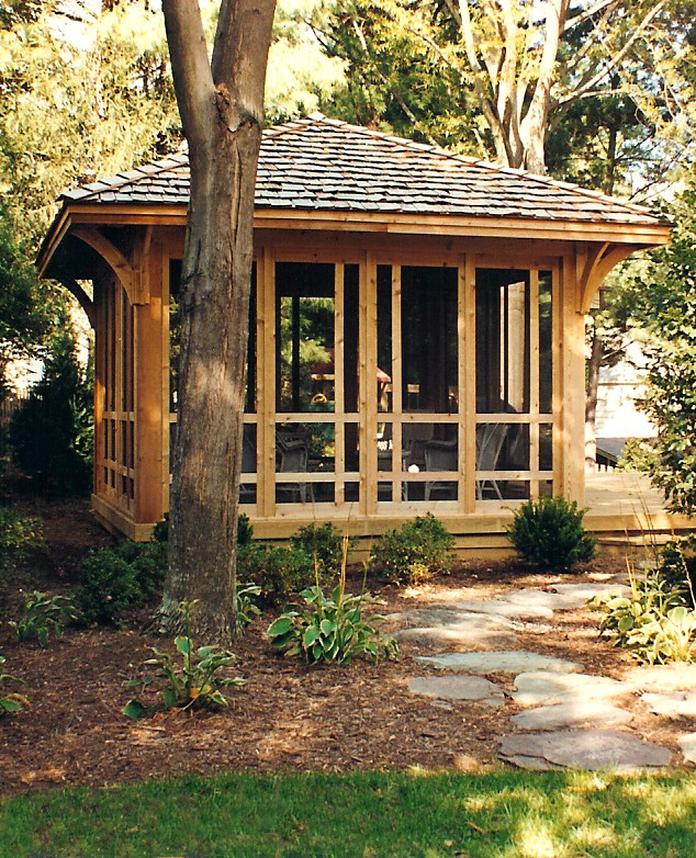 Foto di un portico stile rurale dietro casa e di medie dimensioni con pedane e un portico chiuso