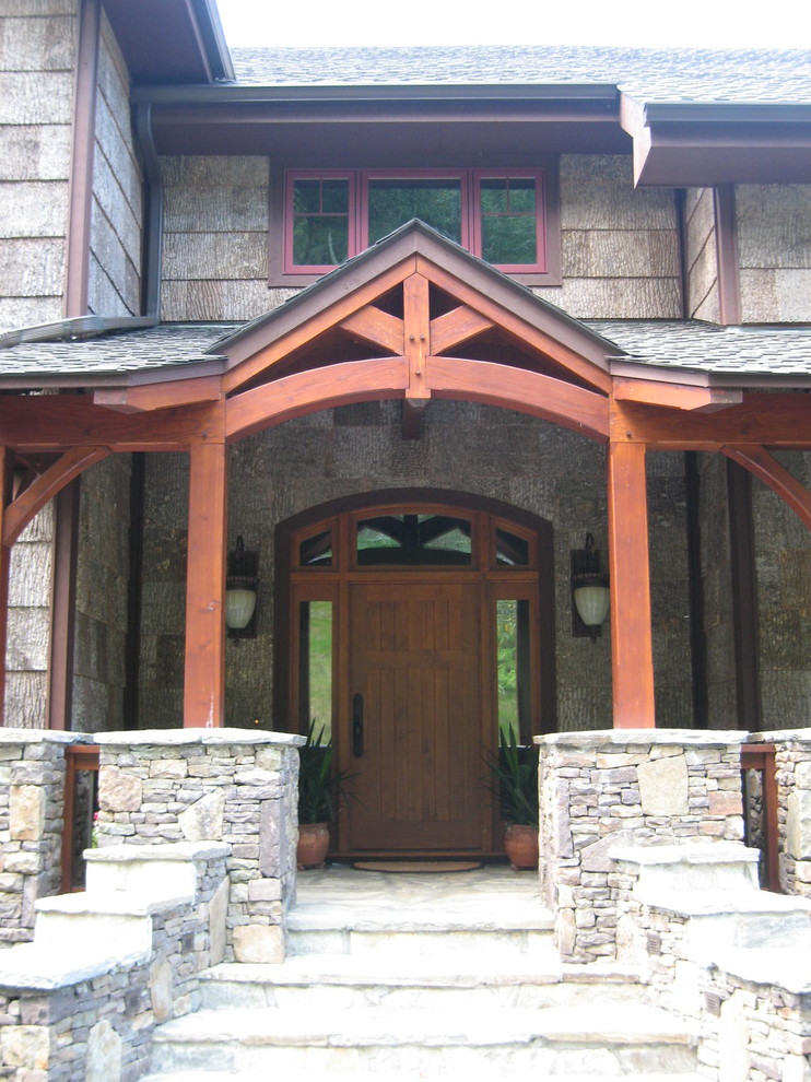 Idéer för stora rustika verandor framför huset, med naturstensplattor och takförlängning
