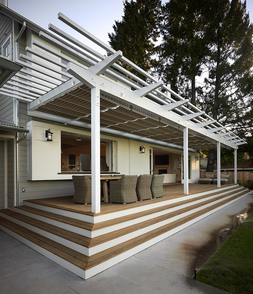Idées déco pour un porche d'entrée de maison campagne avec une terrasse en bois.
