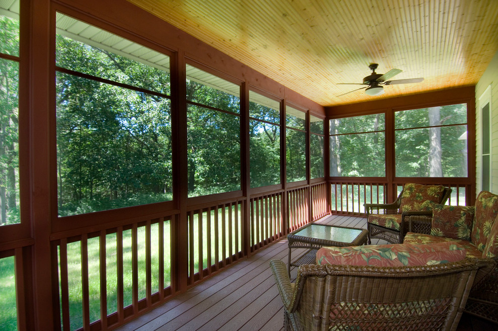 Réalisation d'un porche d'entrée de maison arrière tradition avec une moustiquaire, une terrasse en bois et une extension de toiture.