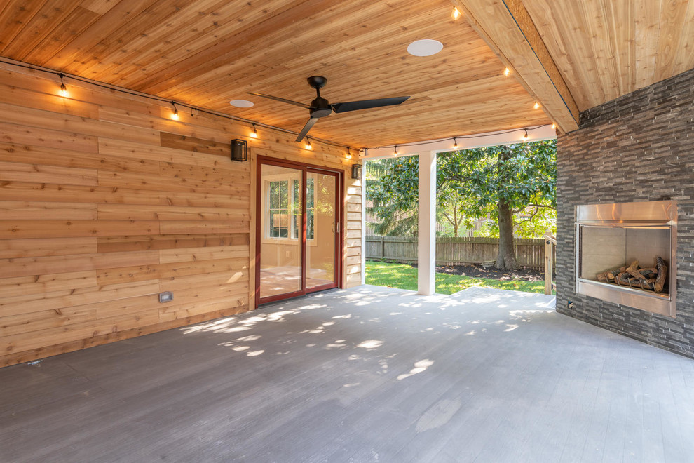 Aménagement d'un porche d'entrée de maison arrière moderne de taille moyenne avec une terrasse en bois et une extension de toiture.