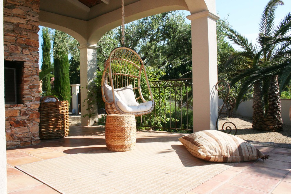 Источник вдохновения для домашнего уюта: веранда среднего размера в средиземноморском стиле с местом для костра и навесом