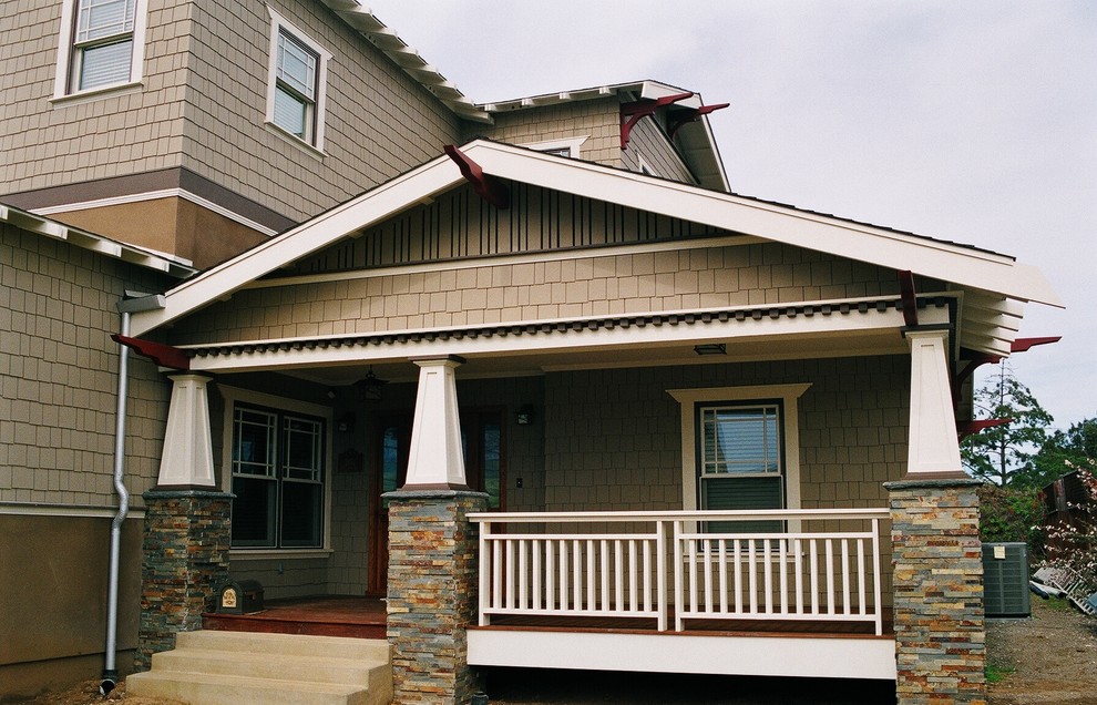 Idee per un portico stile americano di medie dimensioni e davanti casa con pedane e un tetto a sbalzo