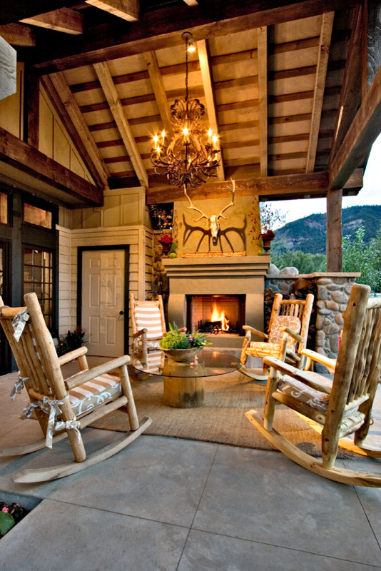 Inspiration pour un porche d'entrée de maison avant sud-ouest américain de taille moyenne avec un foyer extérieur, des pavés en béton et une extension de toiture.