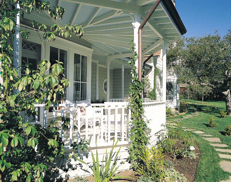 Esempio di un portico country di medie dimensioni e davanti casa con pedane e un tetto a sbalzo