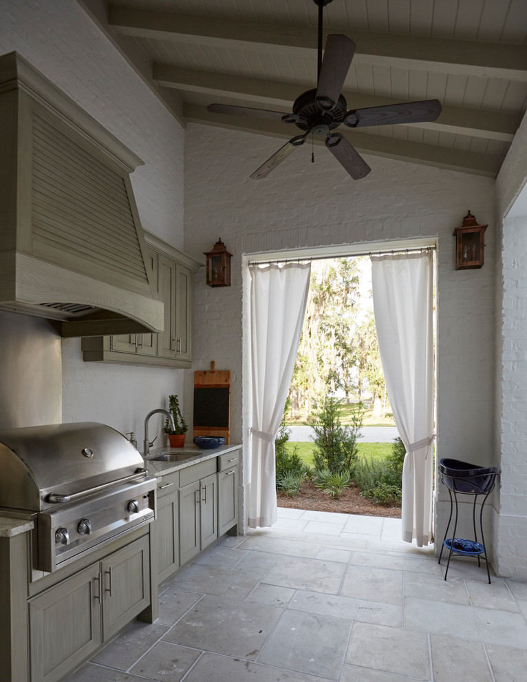 Inspiration pour un porche d'entrée de maison avant traditionnel de taille moyenne avec une cuisine d'été, des pavés en pierre naturelle et une extension de toiture.