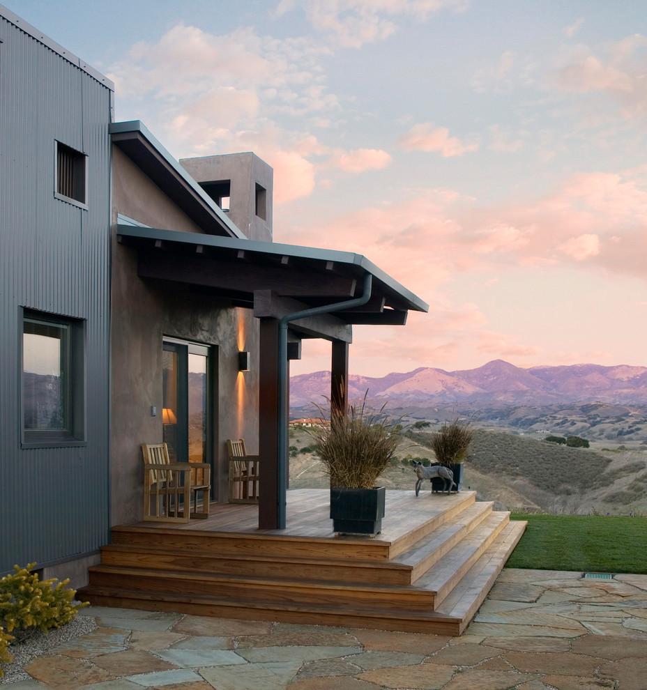 Inspiration pour un petit porche d'entrée de maison avant design avec une terrasse en bois.