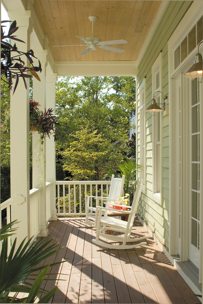 Inspiration för en mellanstor lantlig veranda framför huset, med trädäck och takförlängning