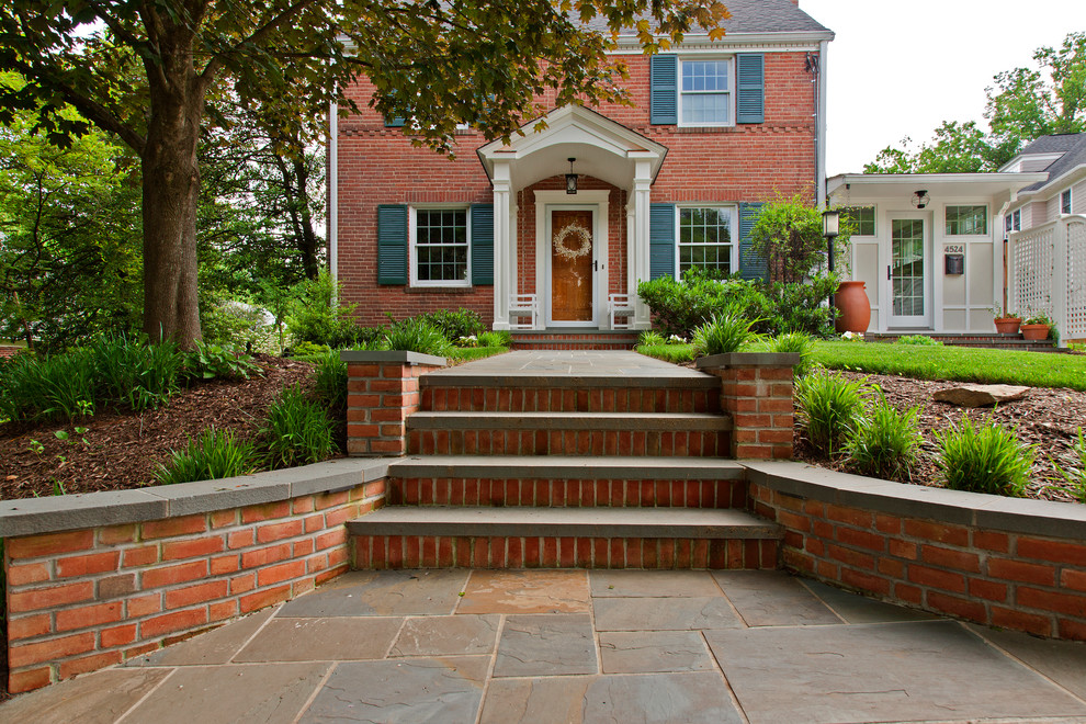 На фото: маленькая веранда на переднем дворе в классическом стиле с покрытием из плитки и навесом для на участке и в саду