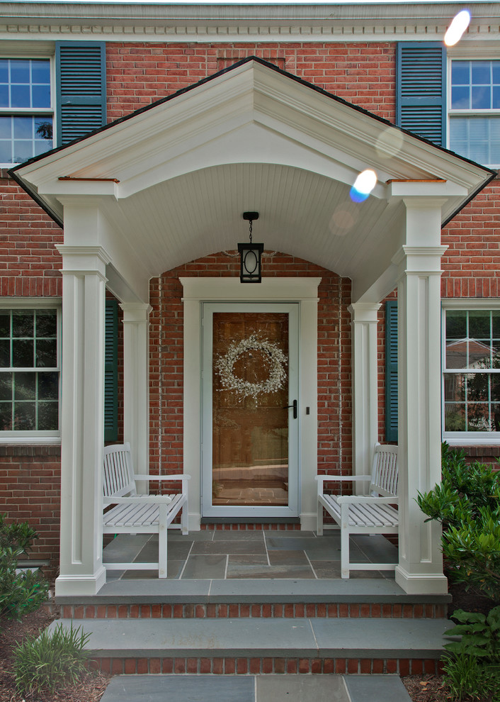 Пример оригинального дизайна: маленькая веранда на переднем дворе в классическом стиле с покрытием из плитки и навесом для на участке и в саду