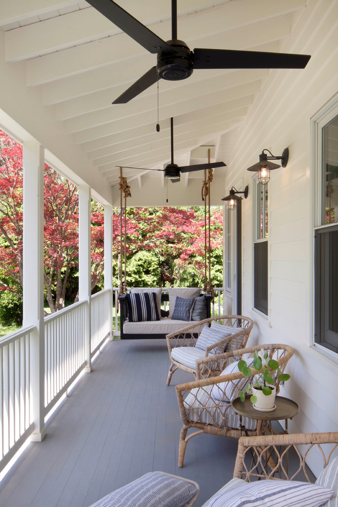 Réalisation d'un porche d'entrée de maison champêtre avec une terrasse en bois et une extension de toiture.