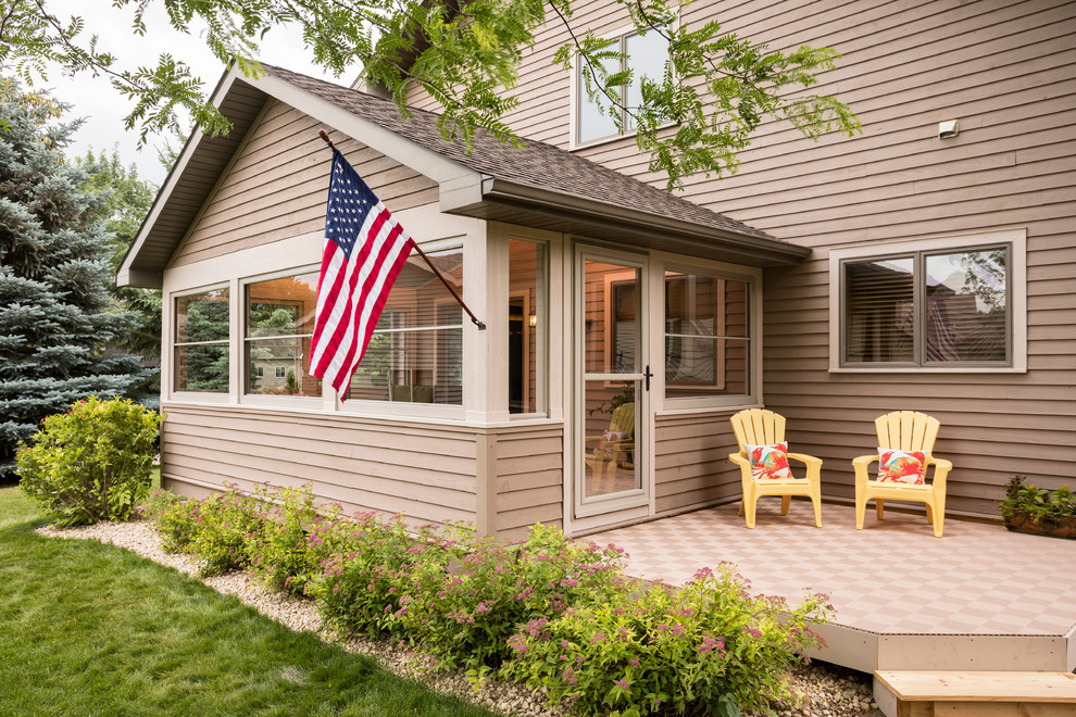 Inspiration pour un porche d'entrée de maison arrière design de taille moyenne avec une moustiquaire et une terrasse en bois.