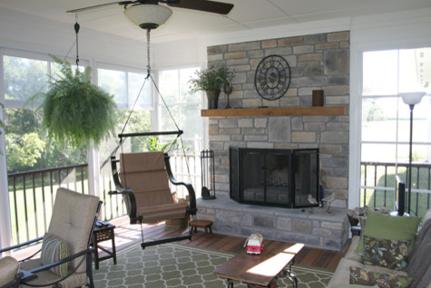 Inspiration pour un grand porche d'entrée de maison arrière traditionnel avec une extension de toiture.