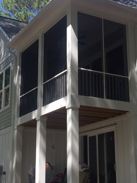 Exemple d'un porche d'entrée de maison bord de mer avec une moustiquaire.